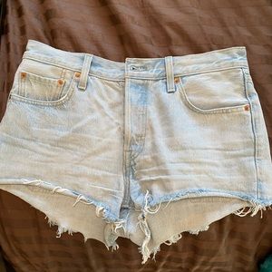 Aritzia Levi’s 501 Shorts